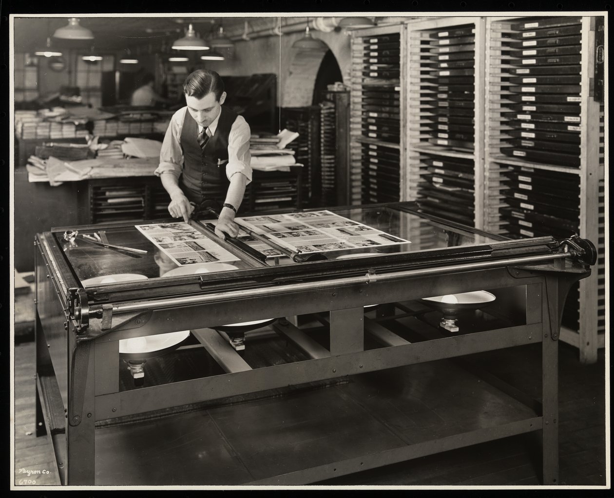 Suunnittelun työstäminen valopöydän ääressä osoitteessa Unz und Co., 24 Beaver Street, New York, 1932 (hopeagelatiiniprintti) tekijältä Byron Company