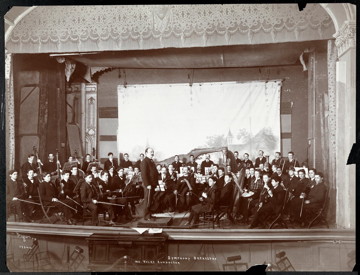 Nuorten miesten sinfoniaorkesteri lavalla, New York, n. 1901 (hopeagelatiiniprintti) tekijältä Byron Company