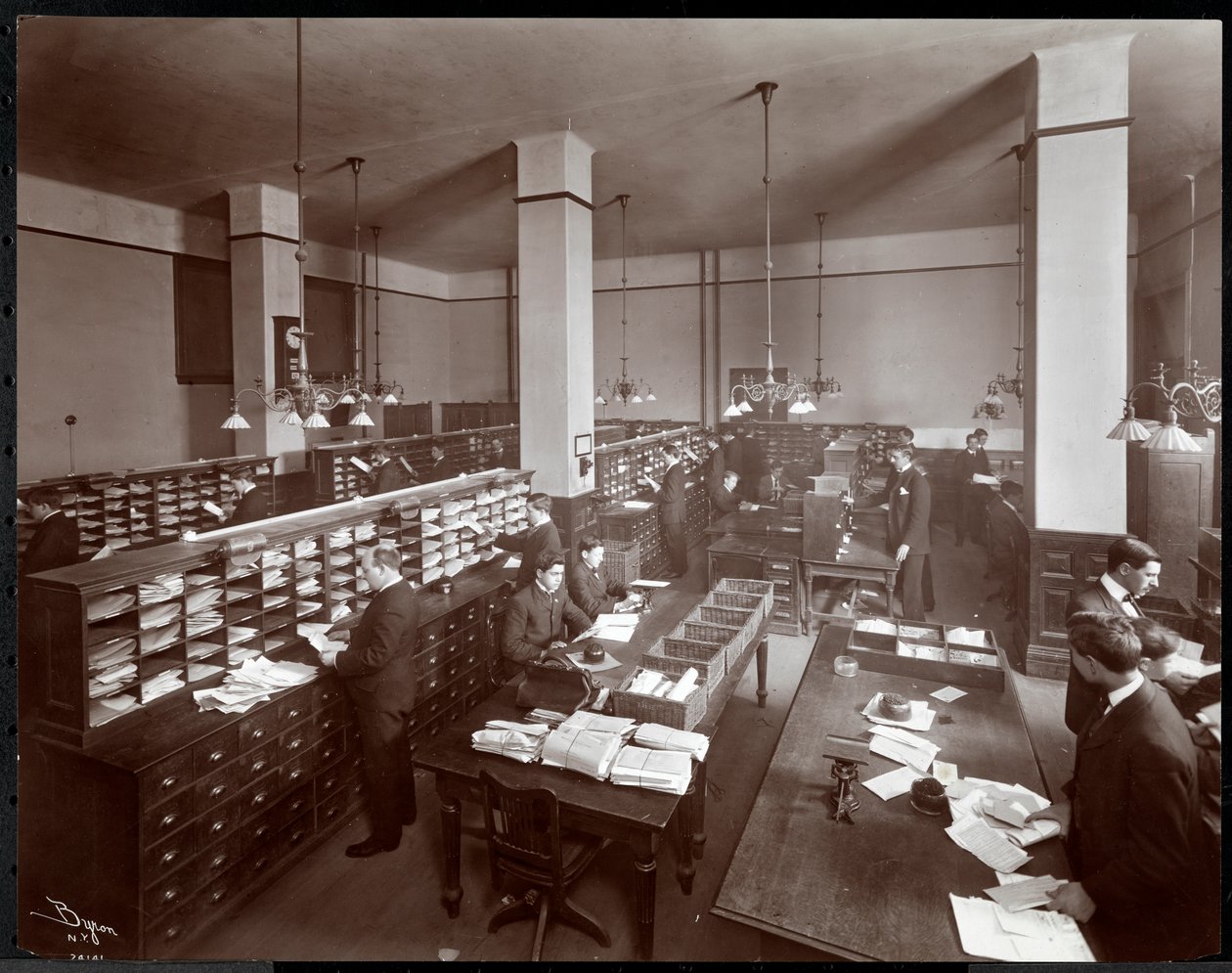 Nuoret miehet työskentelevät postihuoneessa Metropolitan Life Insurance Co.:ssa osoitteessa 23rd Street ja Madison Avenue, New York, 1907 (hopeagelatiiniprintti) tekijältä Byron Company