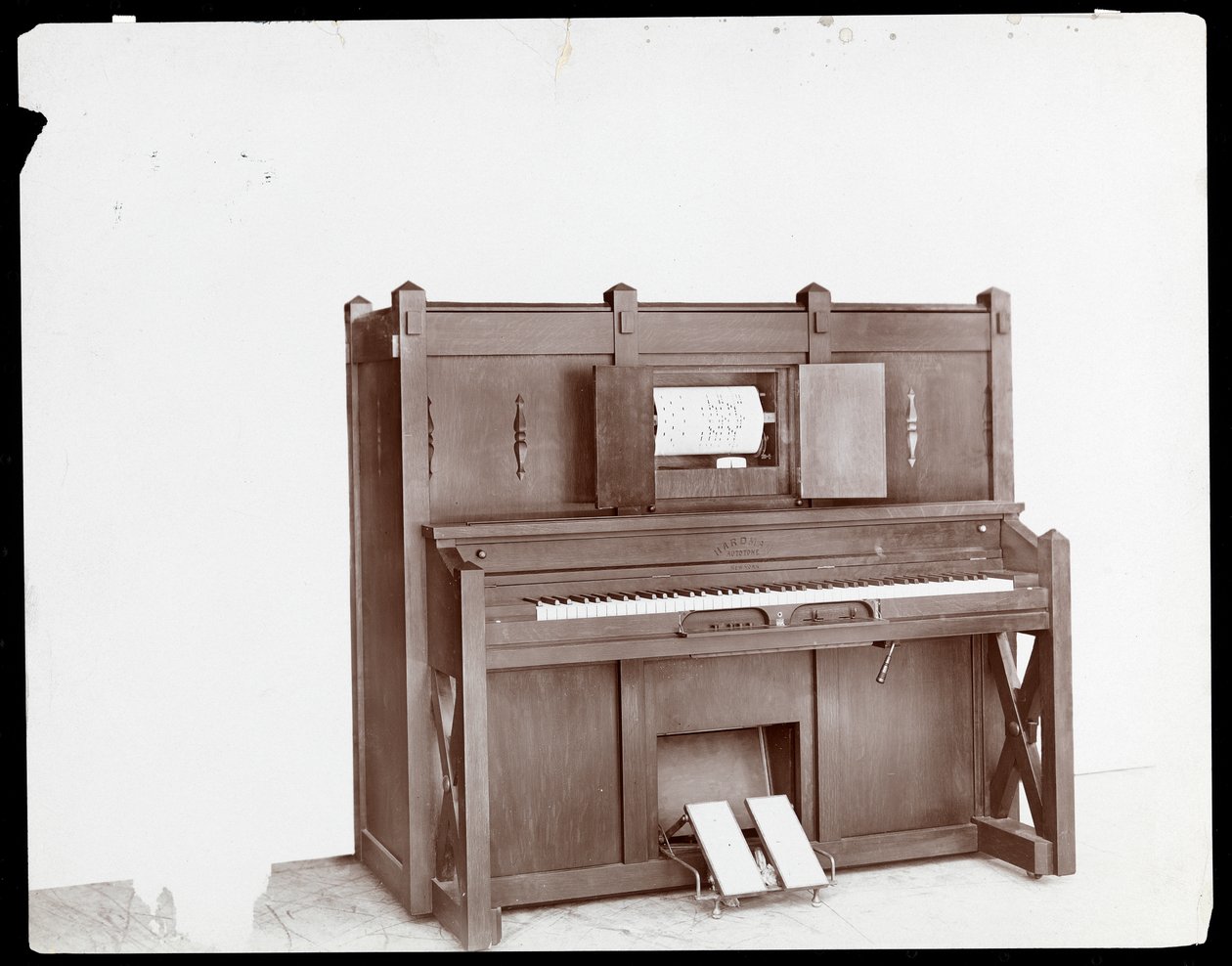 Hardman Peck und Co. -soitinpiano, 1907 (hopeagelatiiniprintti) tekijältä Byron Company