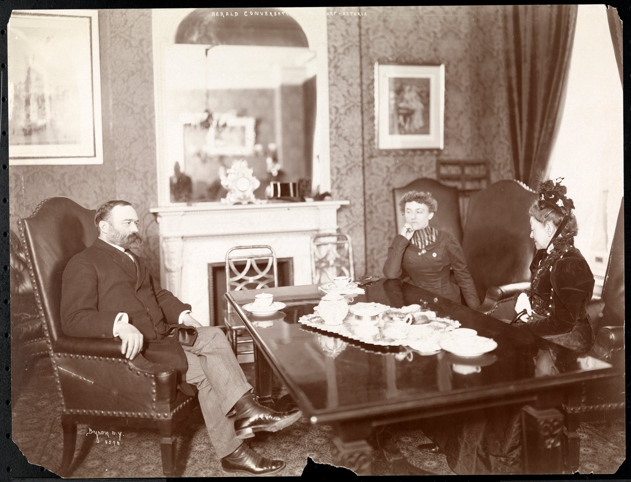 "Herald Conversation" Waldorf Astoria -hotellissa, 1899 tai 1900 (hopeagelatiiniprintti) tekijältä Byron Company