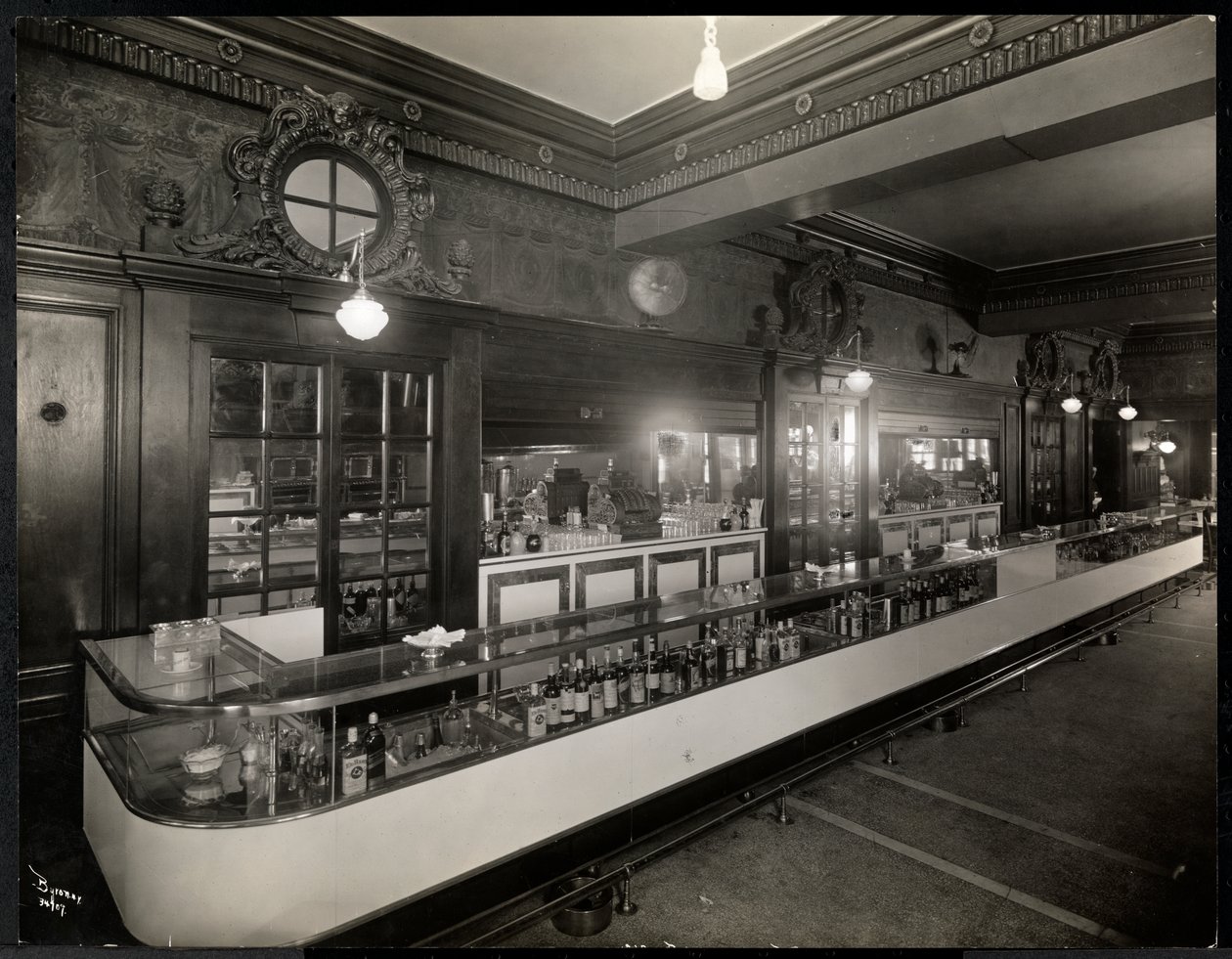Baari Robert Treat -hotellissa, Newark, New Jersey, 1916 (hopeagelatiiniprintti) tekijältä Byron Company