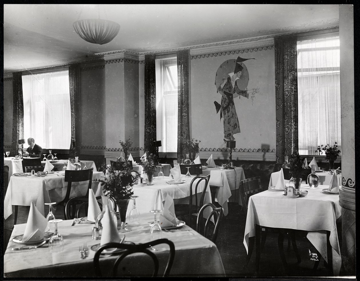 Ruokasali Hotel Majesticissa, 1916 tai 1917 (hopeagelatiiniprintti) tekijältä Byron Company