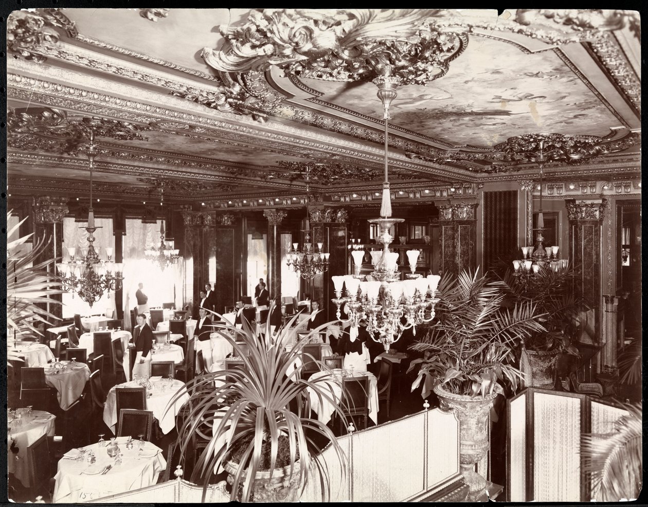Ruokasali Hotel Savoyssa, n. 1895-1896 (hopeagelatiiniprintti) tekijältä Byron Company