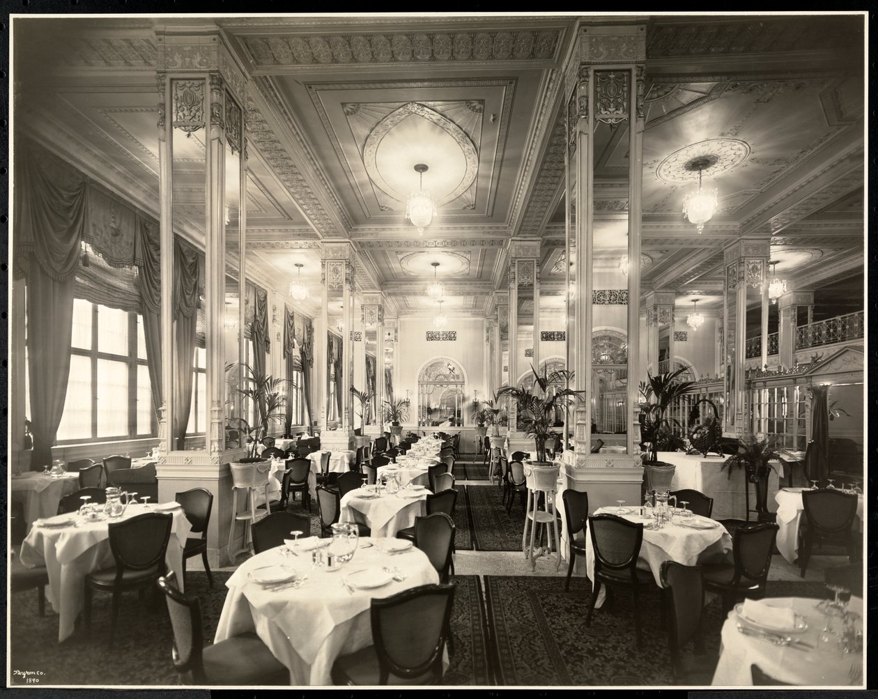 Ruokasali Robert Treat -hotellissa, Newark, New Jersey, 1916 (hopeagelatiiniprintti) tekijältä Byron Company