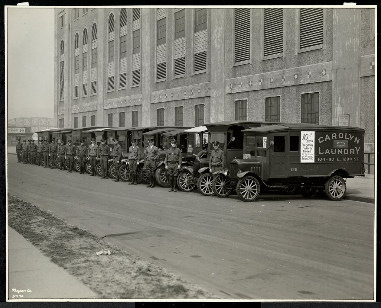 Joukko jakeluautoja pysäköitynä Carolyn Laundryn ulkopuolella osoitteessa 111 East 128th Street, East Harlem, New York, 1929 (hopeagelatiiniprintti) tekijältä Byron Company