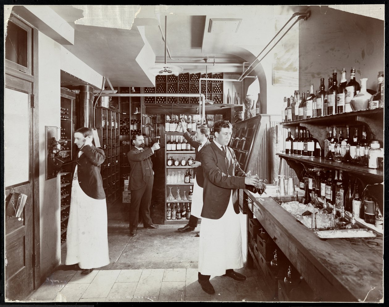 Ruokakomero Hotel Manhattanissa, 1902 (hopeagelatiiniprintti) tekijältä Byron Company