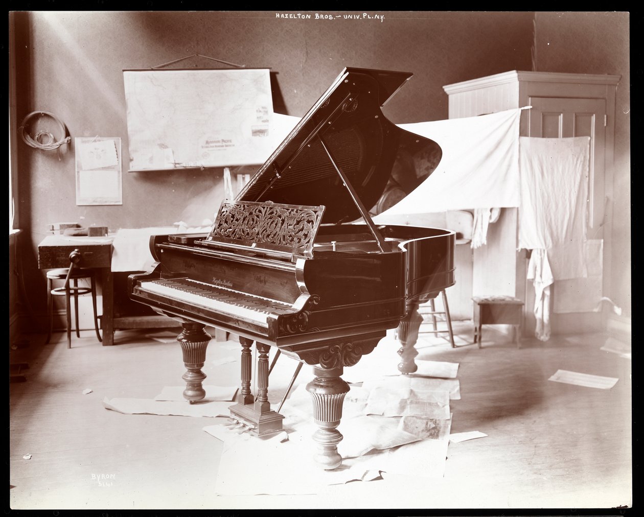 Hazelton Brothers Piano Co.:n piano University Placessa, New Yorkissa, 1898 (hopeagelatiiniprintti) tekijältä Byron Company