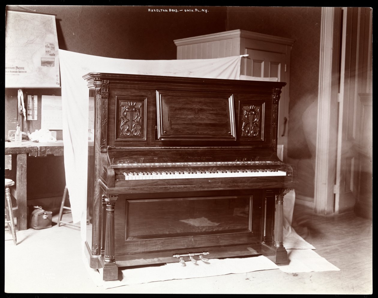 Hazelton Brothers Piano Co.:n piano University Placessa, New Yorkissa, 1898 (hopeagelatiiniprintti) tekijältä Byron Company