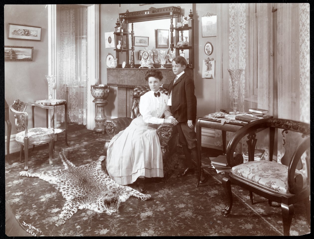 Hotelli Cadillacin huone, 1907 (hopeagelatiinipaino) tekijältä Byron Company