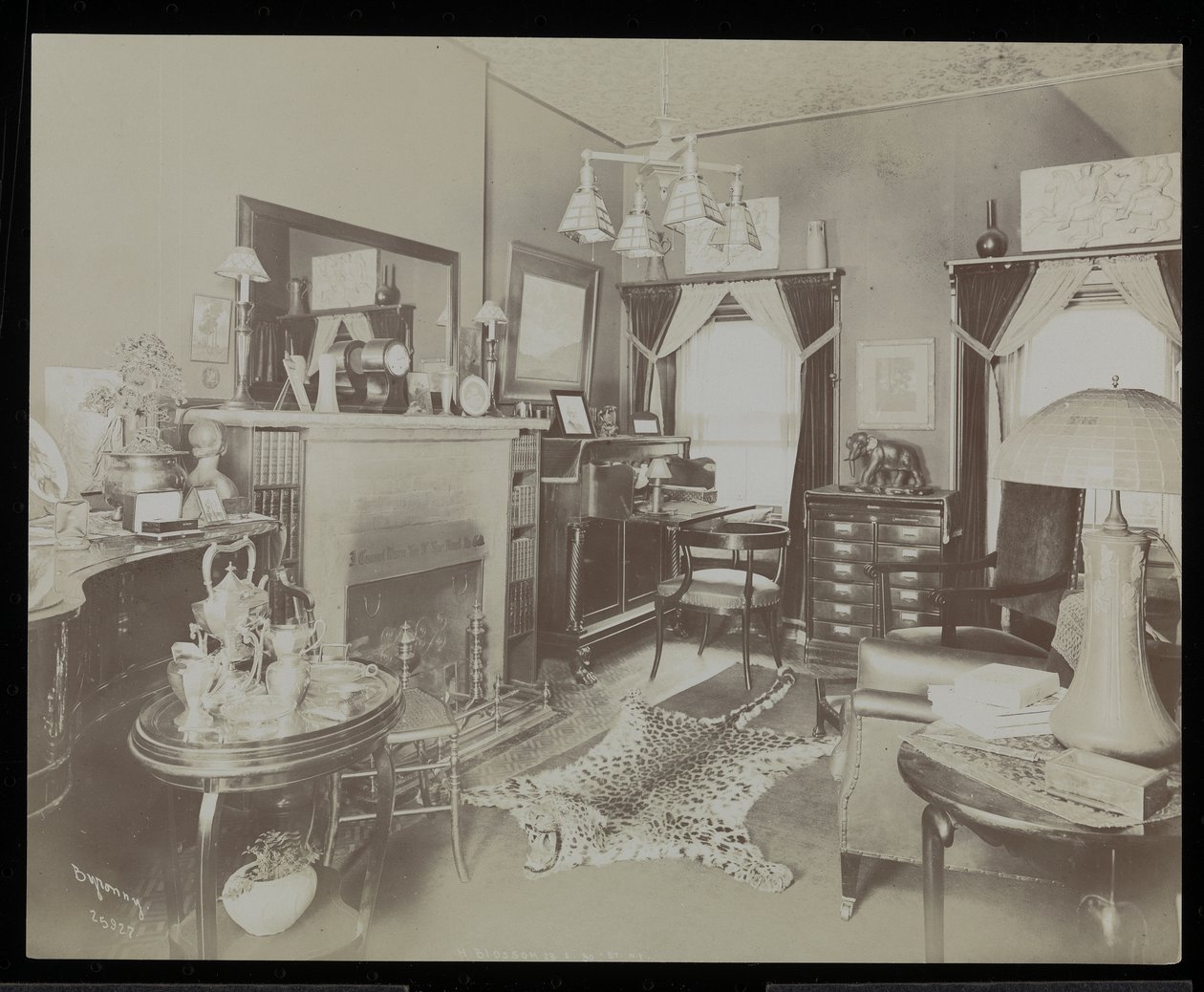 Olohuone näytelmäkirjailija Henry Martyn Blossomin kodissa osoitteessa 23 East 30th Street, New York, 1908 (hopeagelatiiniprintti) tekijältä Byron Company