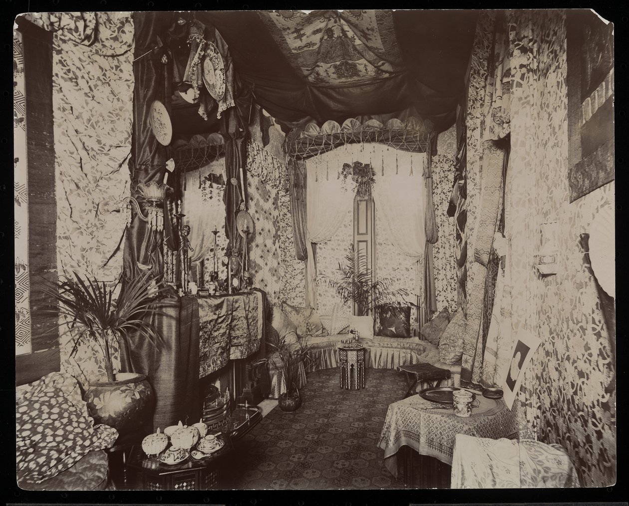 Koristeellinen olohuone Blakely Hall -asunnossa osoitteessa 11 West 45th Street, New York, 1896-98 (hopeagelatiiniprintti) tekijältä Byron Company