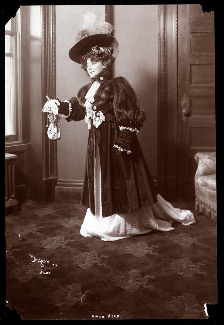Anna Held, 1904 (hopeagelatiiniprintti) tekijältä Byron Company