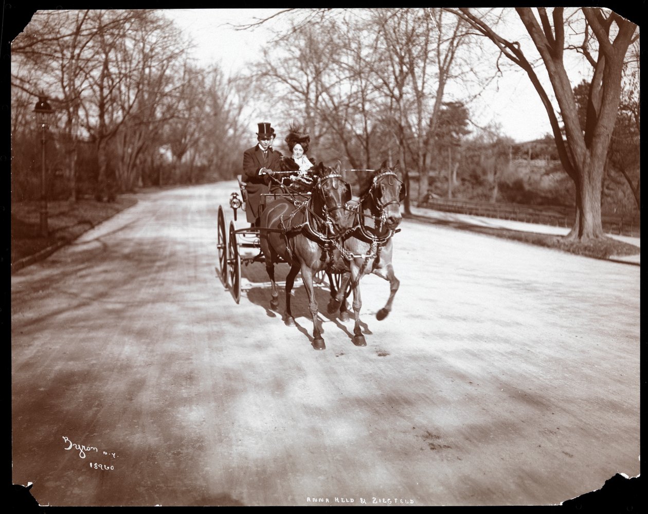 Anna Held ja Florenz Ziegfeld ajamassa hevoskärryä, New York, 1904 (hopeagelatiiniprintti) tekijältä Byron Company