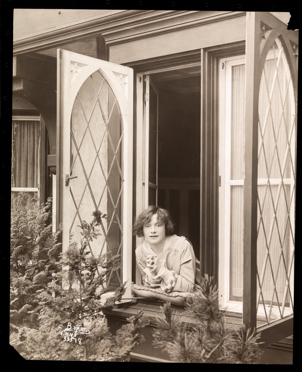 Anne Murdock kotona, n. 1915 (hopeagelatiiniprintti) tekijältä Byron Company