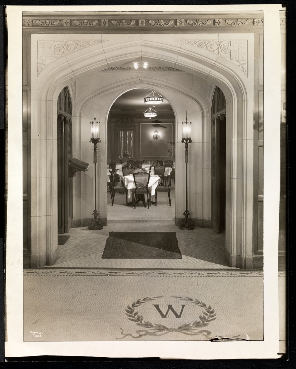 Archway, joka johtaa Hotel Woodwardin ruokasaliin, Broadway ja 55th Street, New York, 1920 (hopeagelatiiniprintti) tekijältä Byron Company
