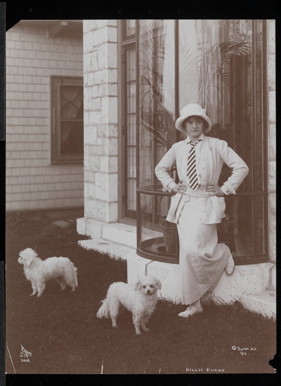 Billie Burke ja kaksi koiraa Burkeleigh Crestissä, hänen talossaan Hastingsonissa, New Yorkissa, 1912 (hopeagelatiiniprintti) tekijältä Byron Company