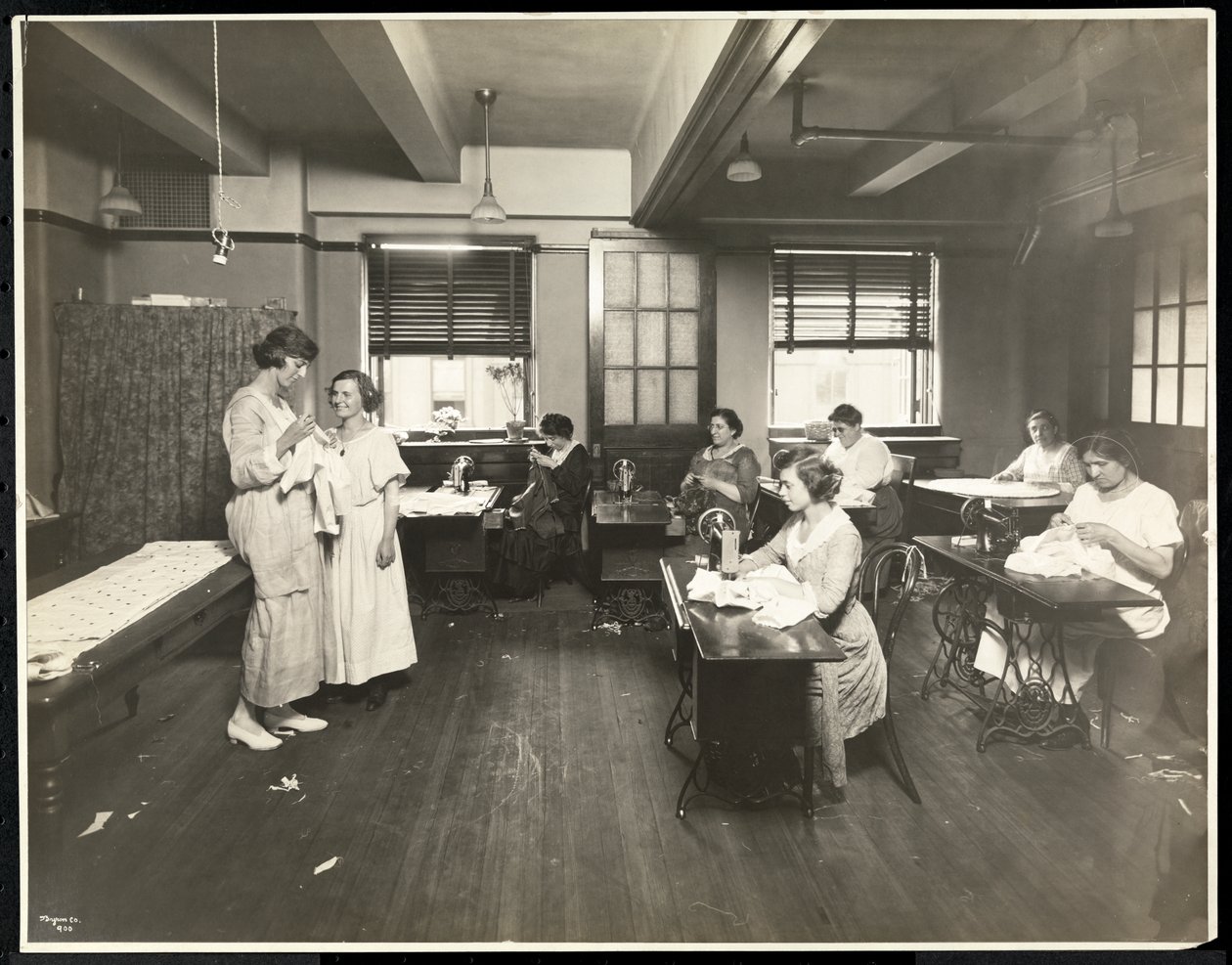 Sokeat nuoret naiset ja opettaja ompelemassa luokkahuoneessa New York Association for the Blindissa, 111 East 59th Street, New York, 1921 (hopeagelatiiniprintti) tekijältä Byron Company