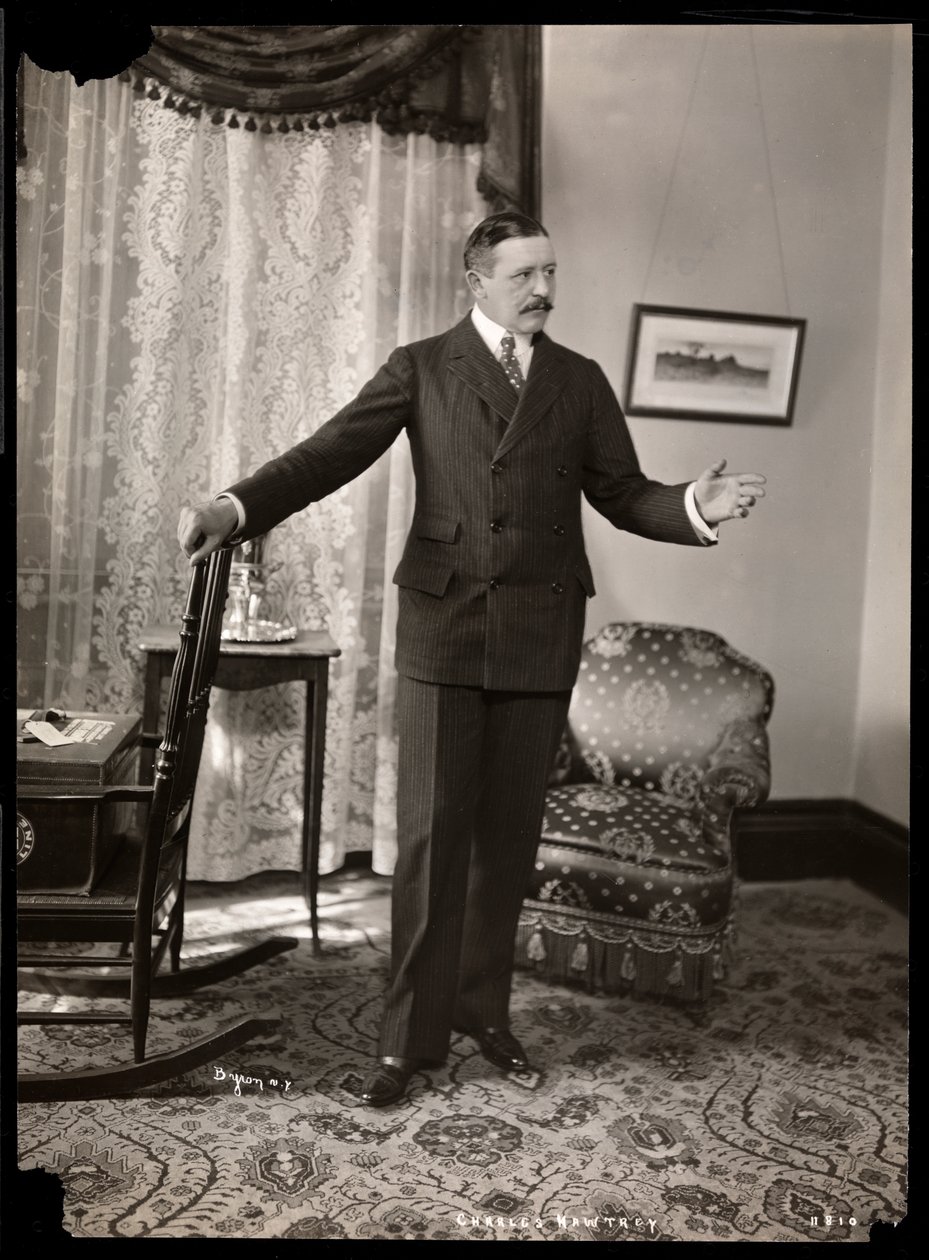 Charles Hawtrey asunnossaan Holland Housessa Fifth Avenuella, New Yorkissa, 1901-2 (hopeagelatiiniprintti) tekijältä Byron Company