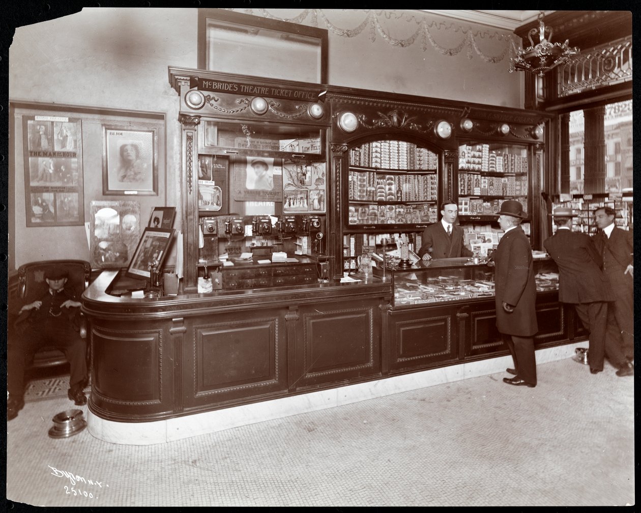 Sikari- ja teatterilippujen myyntipiste Hotel Cadillacissa, 1907 (hopeagelatiiniprintti) tekijältä Byron Company