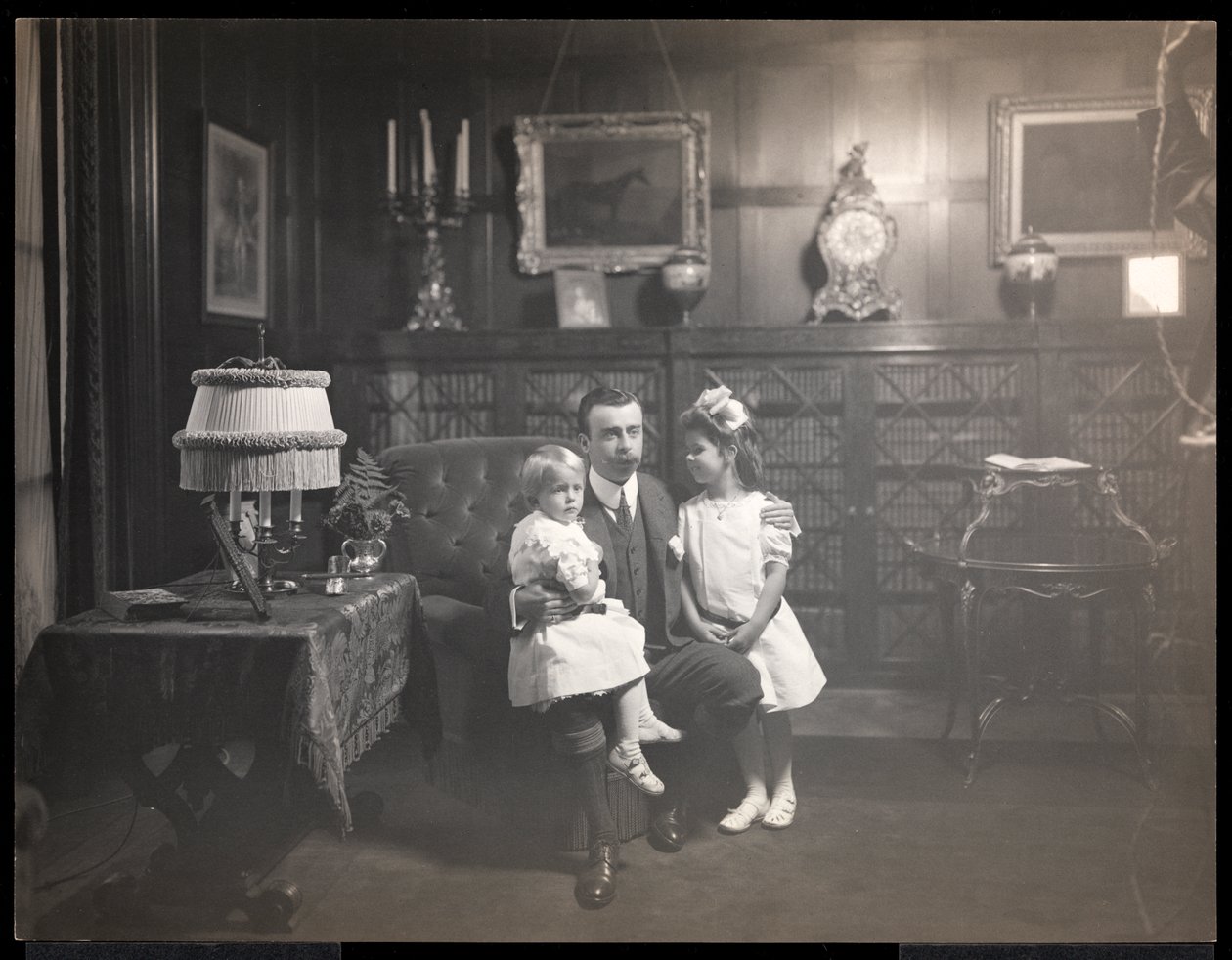Clarence Mackay lastensa kanssa Harbour Hillin kirjastossa Roslynissa, Long Islandilla, n. 1905 (hopeagelatiiniprintti) tekijältä Byron Company
