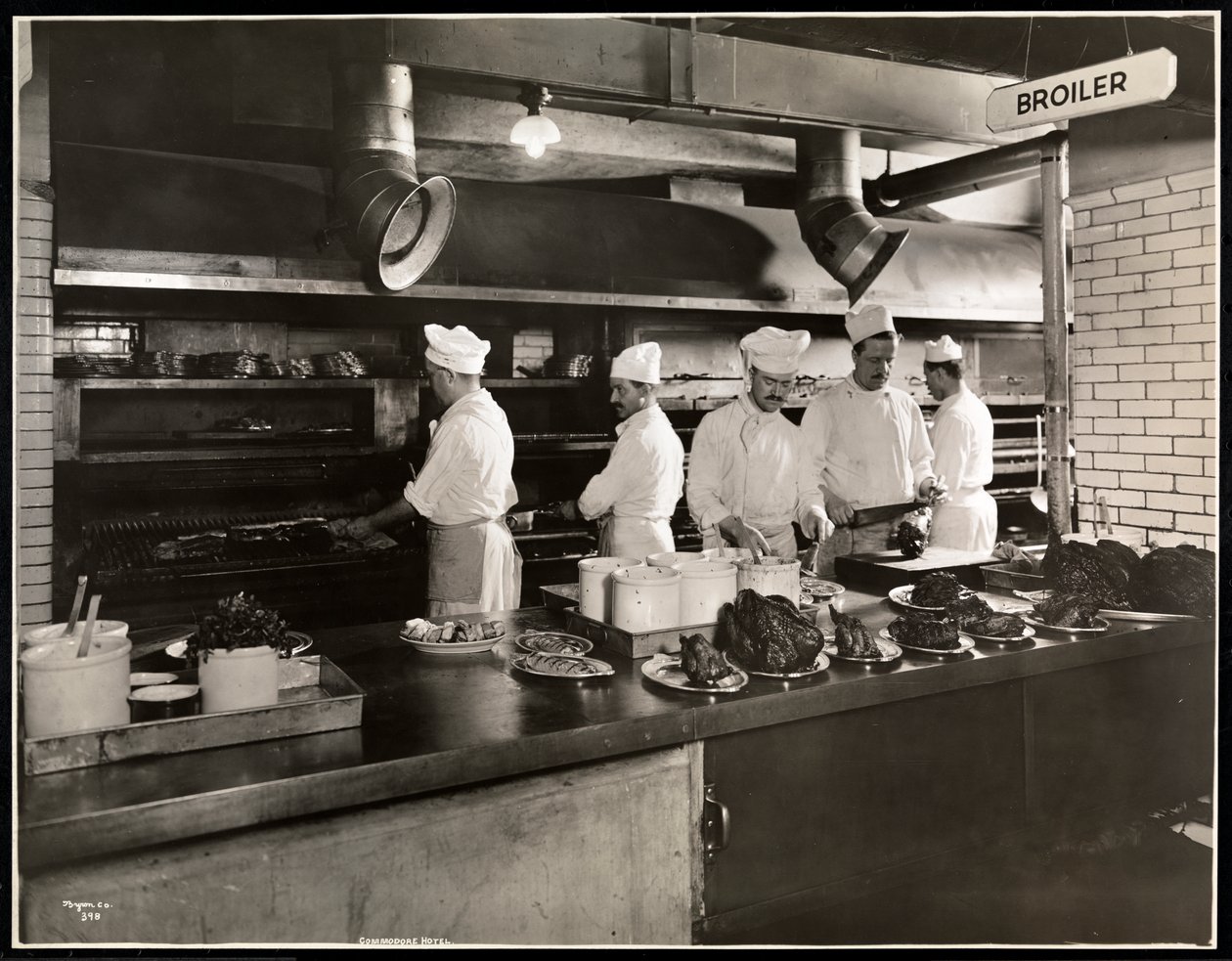 Kokkaa broilereilla Hotel Commodoren keittiössä, 1919 (hopeagelatiiniprintti) tekijältä Byron Company