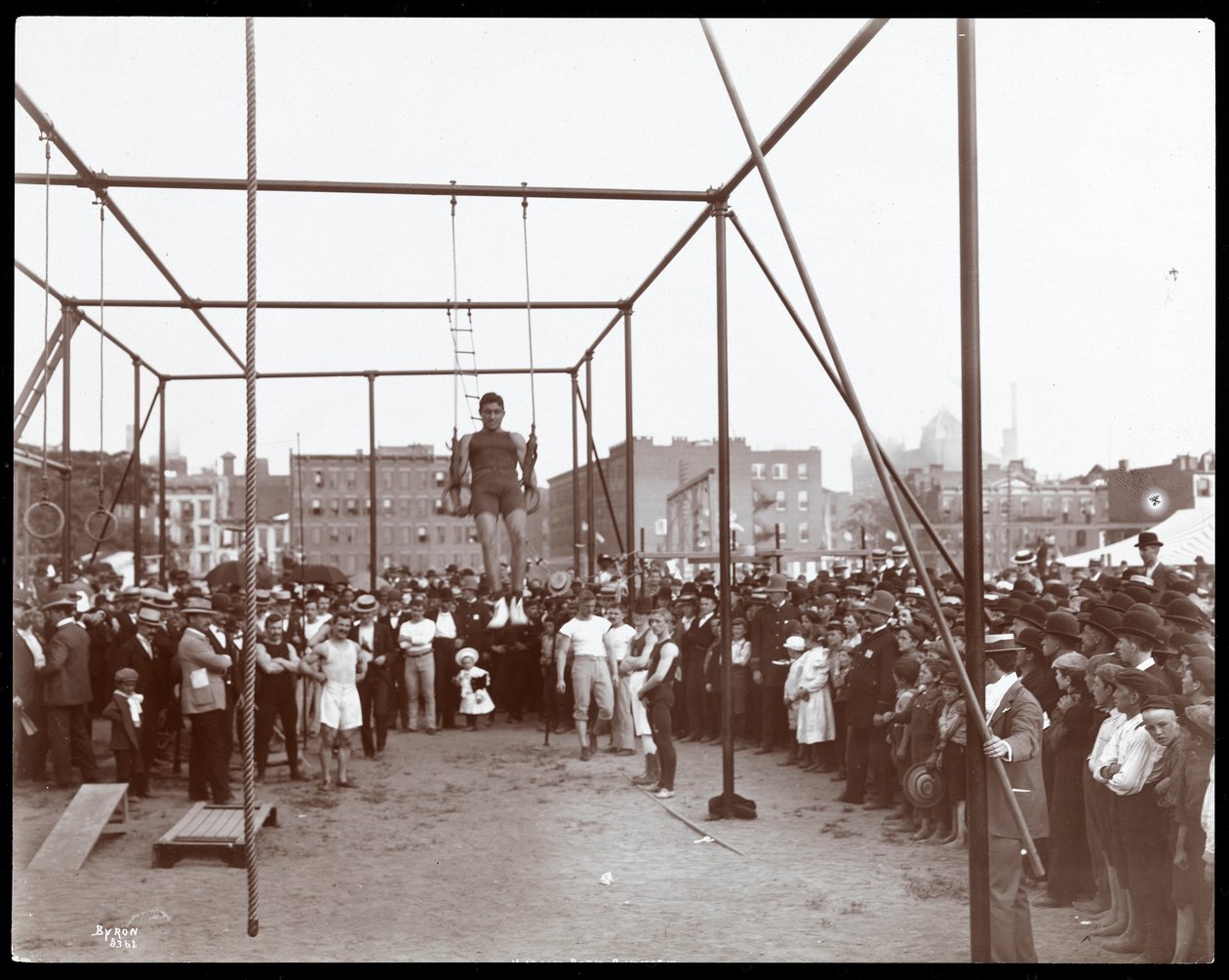 Yleisö katsomassa voimistelijaa Hudson Bank Gymnasium and Playgroundissa, 53rd Street ja 11th Avenue, New York, 1898 (hopeagelatiiniprintti) tekijältä Byron Company