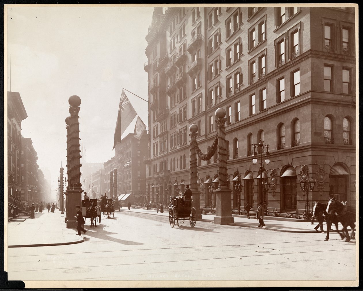 Dewey-paraatin koristeet Waldorf Astoria -hotellissa, 33rd Street ja 5th Avenue, New York, 1899 (hopeagelatiiniprintti) tekijältä Byron Company