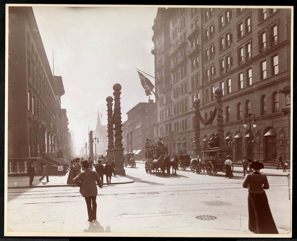 Dewey Parade -koristeet Waldorf Astoria -hotellin edessä osoitteessa 33rd Street ja 5th Avenue, New York, 1899 (hopeagelatiiniprintti) tekijältä Byron Company