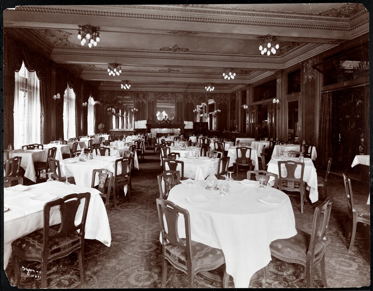 Ruokasali Hotel Delmonicossa, 1902 (hopeagelatiiniprintti) tekijältä Byron Company