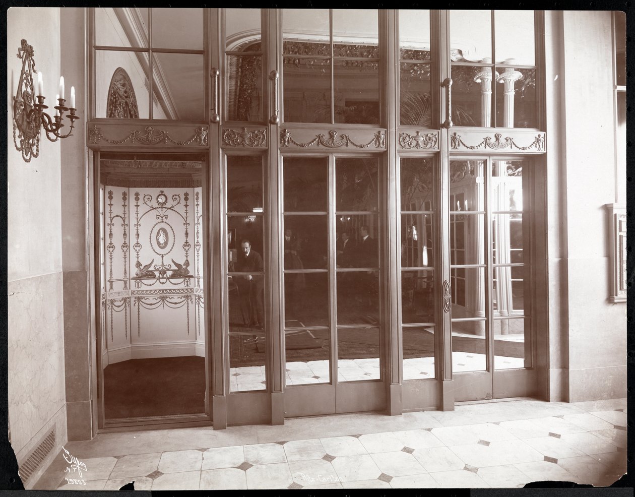Ritz-Carlton-hotellin hissit, 1910 tai 1911 (hopeagelatiinipaino). tekijältä Byron Company