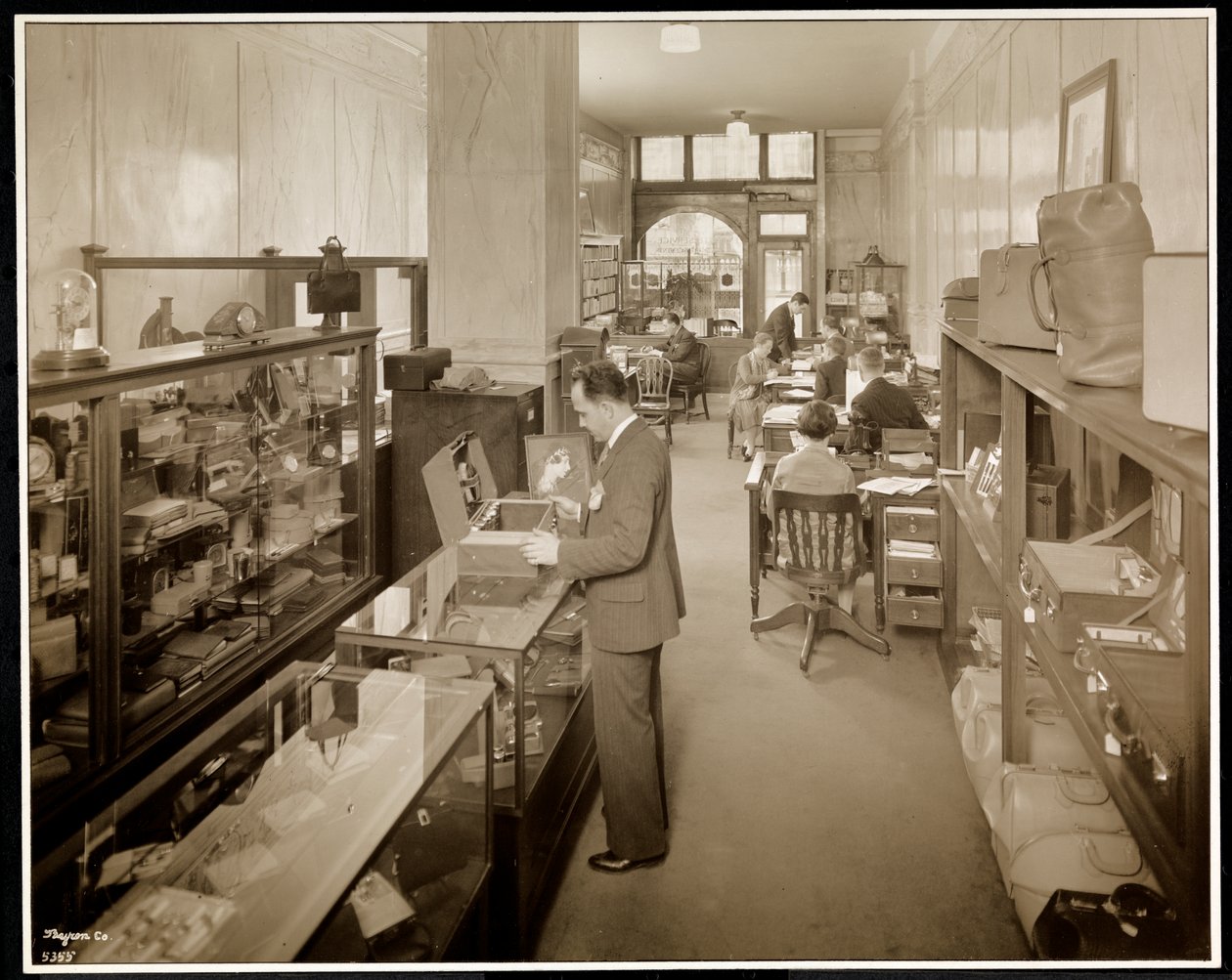 En Route Service, Inc., Savoy Plaza -hotellissa, 59th Street ja 5th Avenue, New York, 1928 (hopeagelatiiniprintti) tekijältä Byron Company