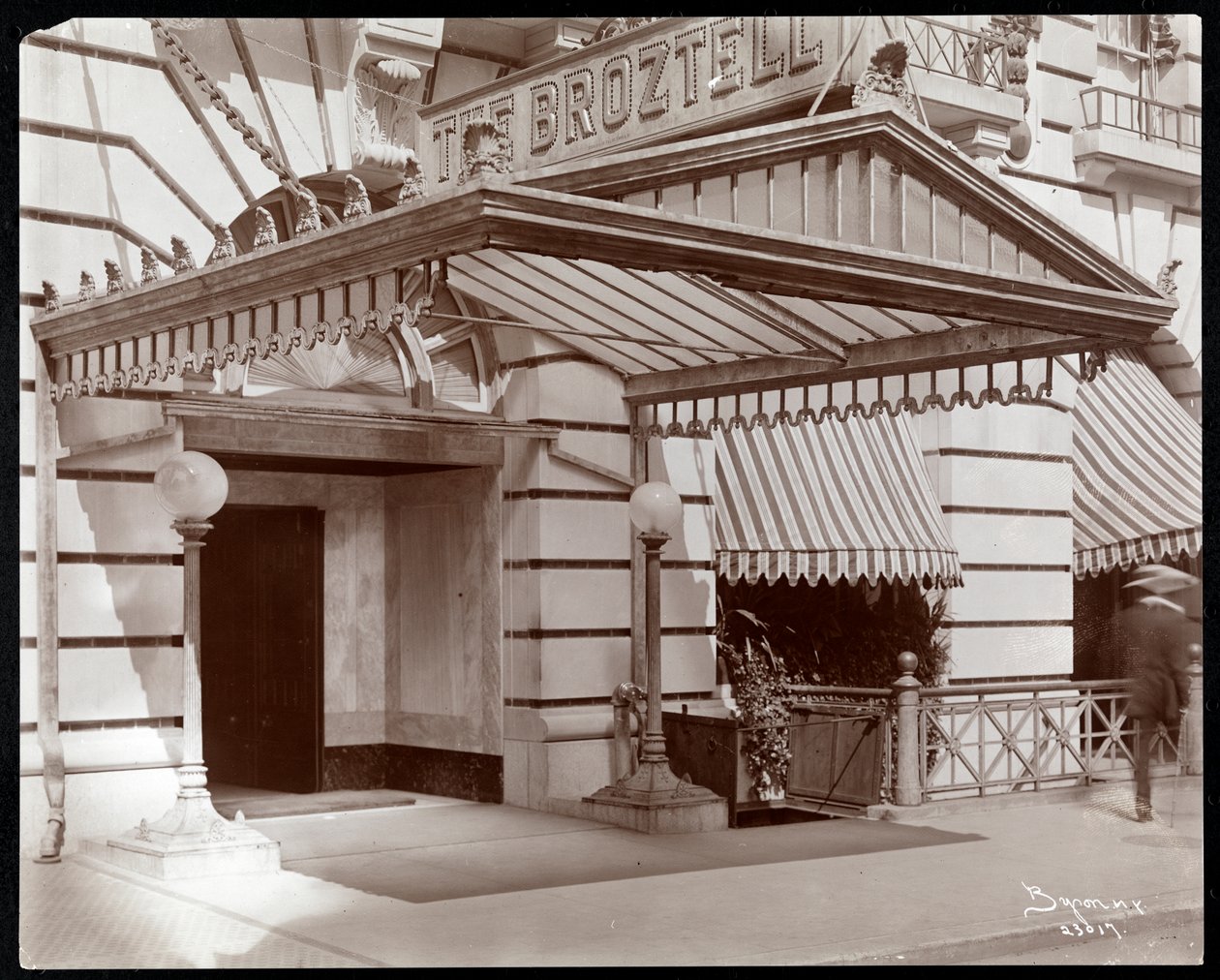Hotel Broztellin sisäänkäynti, 3 East 27th Street, New York, 1906 (hopeagelatiiniprintti) tekijältä Byron Company