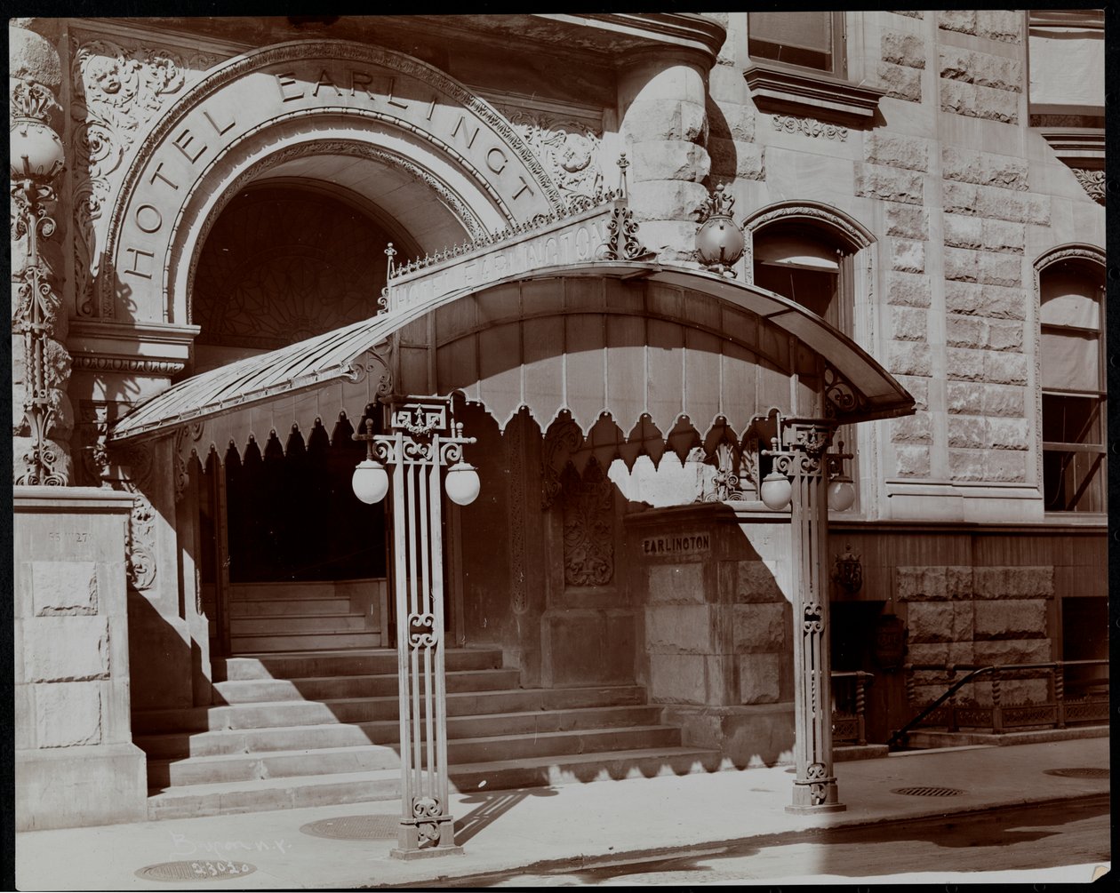 Hotel Earlingtonin sisäänkäynti, 55 West 27th Street, New York, 1906 (hopeagelatiiniprintti) tekijältä Byron Company