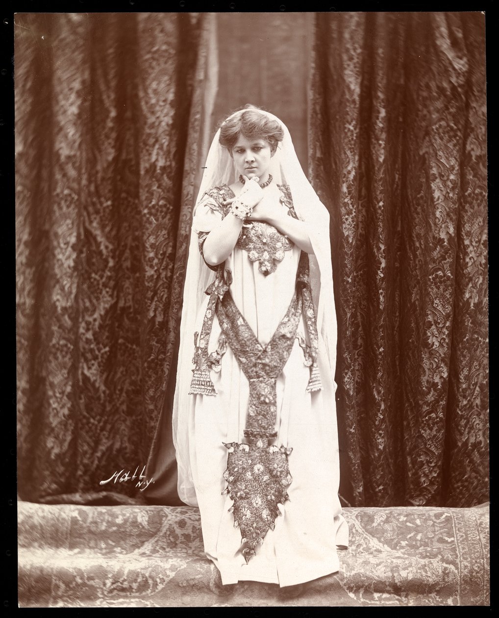 Eva Fay Hammersteinin kattopuutarhassa, New York, noin 1910 (hopeagelatiinipaino). tekijältä Byron Company