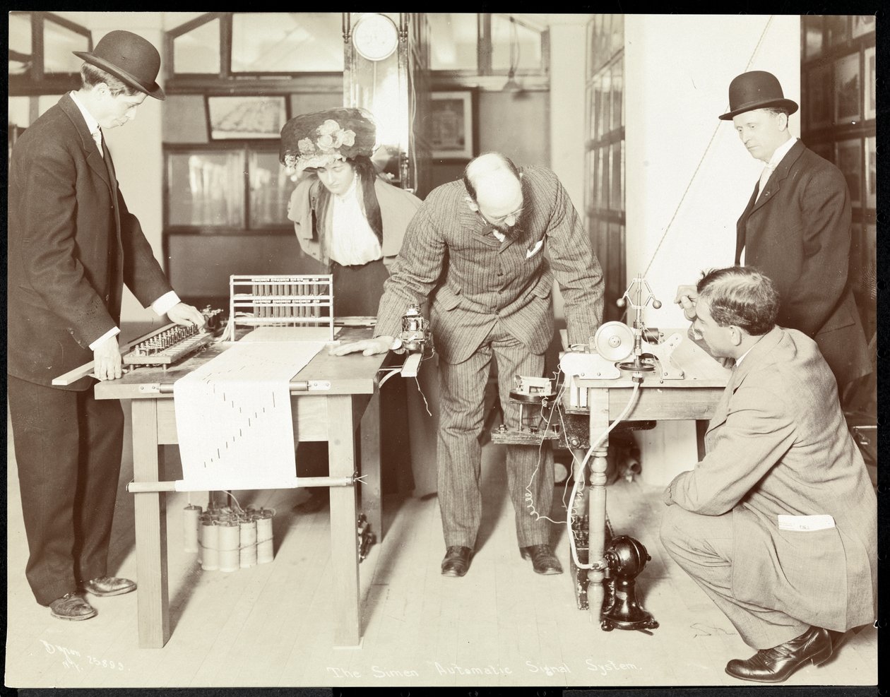 Simen-automaattisen signaalijärjestelmän näyttely American Institute of Social Servicen turvallisuuslaitteiden museossa, New Yorkissa, 1908 (hopeagelatiiniprintti) tekijältä Byron Company