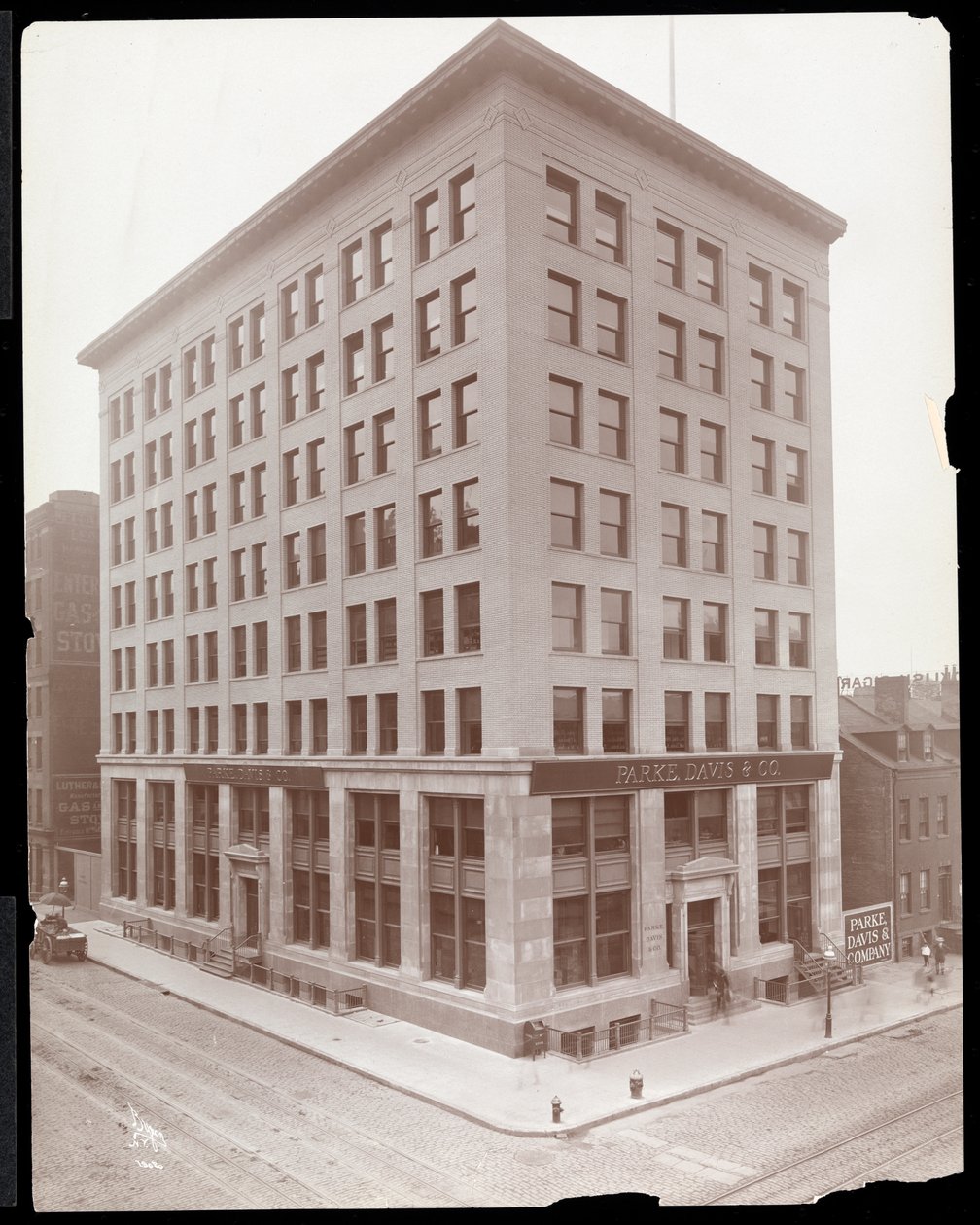 Ulkokuva Parke, Davis und Co. -rakennuksesta, Hudson und Vestry Streets, New York, 1910 (hopeagelatiiniprintti) tekijältä Byron Company