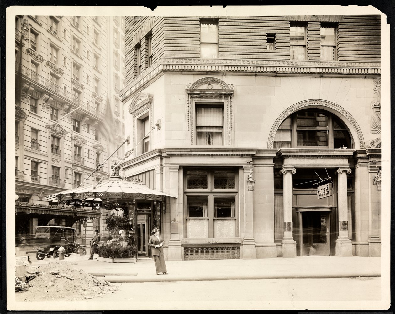Kukkateline ja sisäänkäynti Hotel Imperial Cafeen Broadwaylla ja 32nd Streetillä, New Yorkissa, n. 1905 (hopeagelatiiniprintti) tekijältä Byron Company