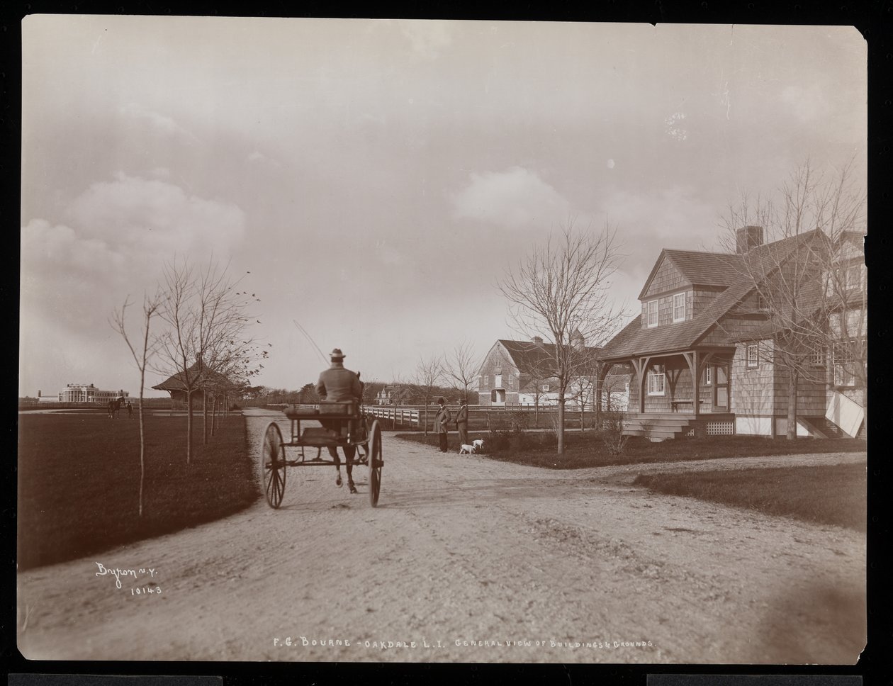 Yleiskuva taloista ja rakennuksista osoitteessa F.G. Bournen kartano Oakdalessa, Long Islandissa, New Yorkissa, 1900 (hopeagelatiiniprintti) tekijältä Byron Company