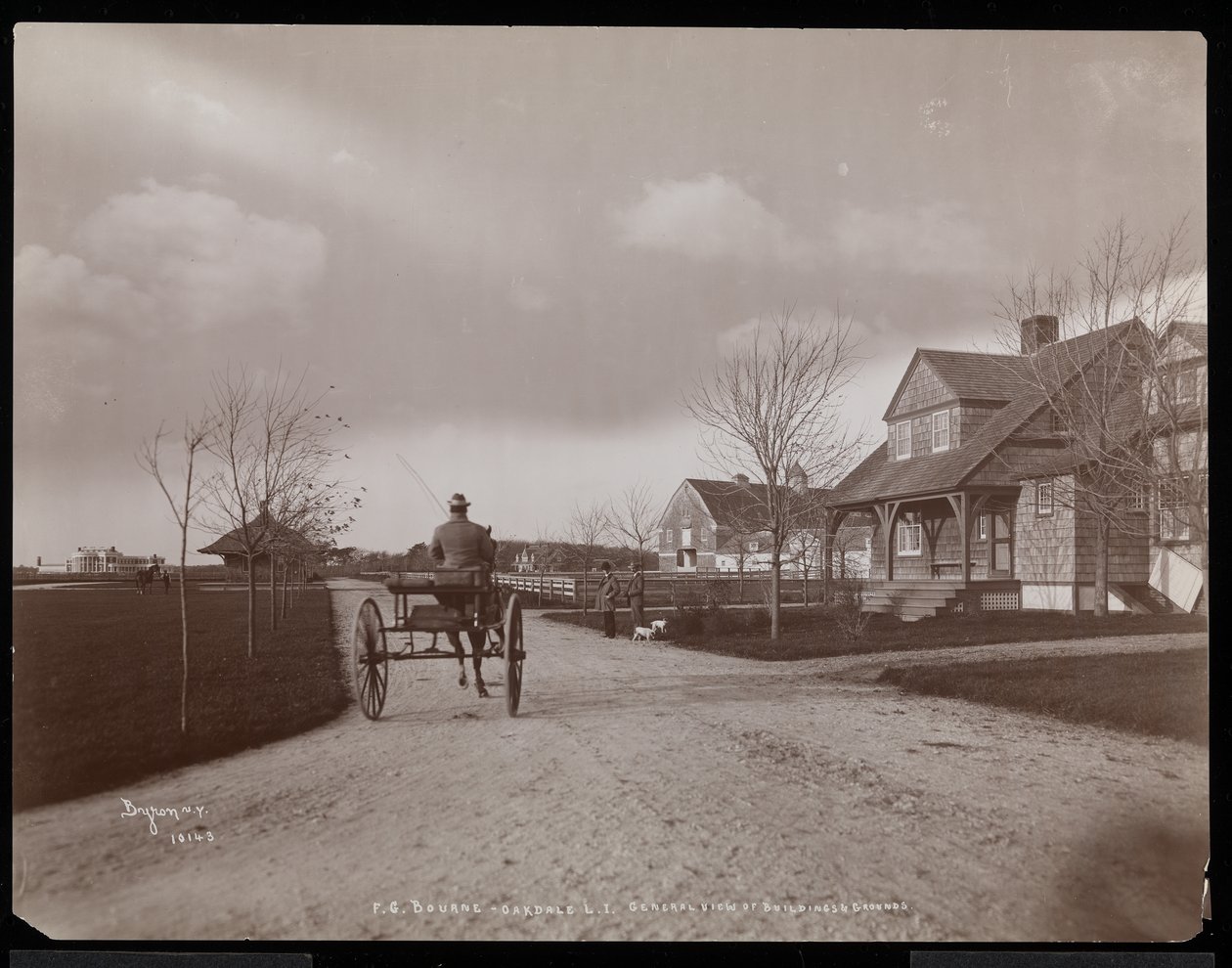 Yleiskuva taloista ja rakennuksista osoitteessa F.G. Bournen kartano Oakdalessa, Long Islandissa, New Yorkissa, 1900 (hopeagelatiiniprintti) tekijältä Byron Company