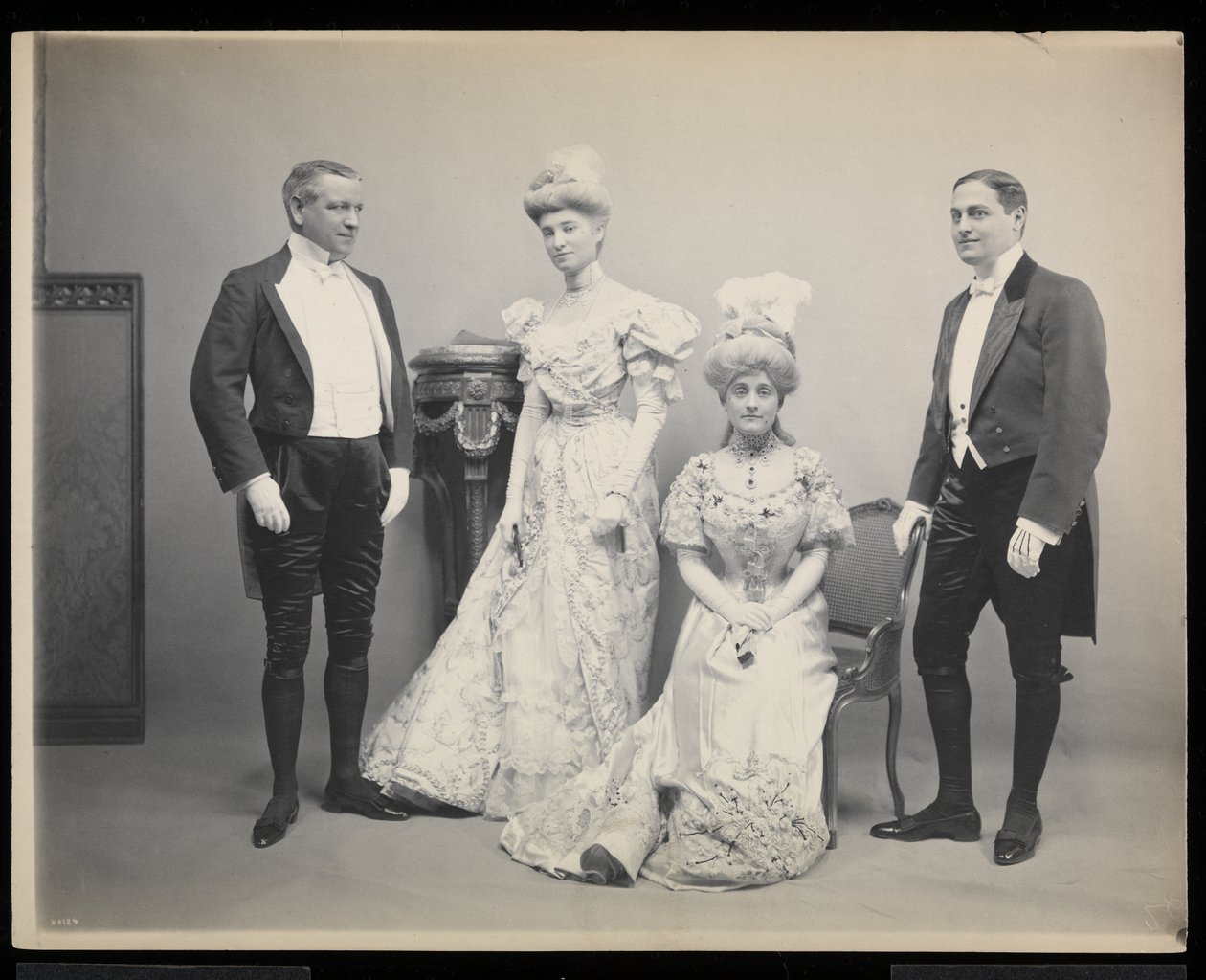 Ryhmämuotokuva Sydney Dillon Ripleystä kolmen muun kanssa James Hazen Hyde Ballissa New Yorkissa 31. tammikuuta 1905 (hopeagelatiiniprintti) tekijältä Byron Company