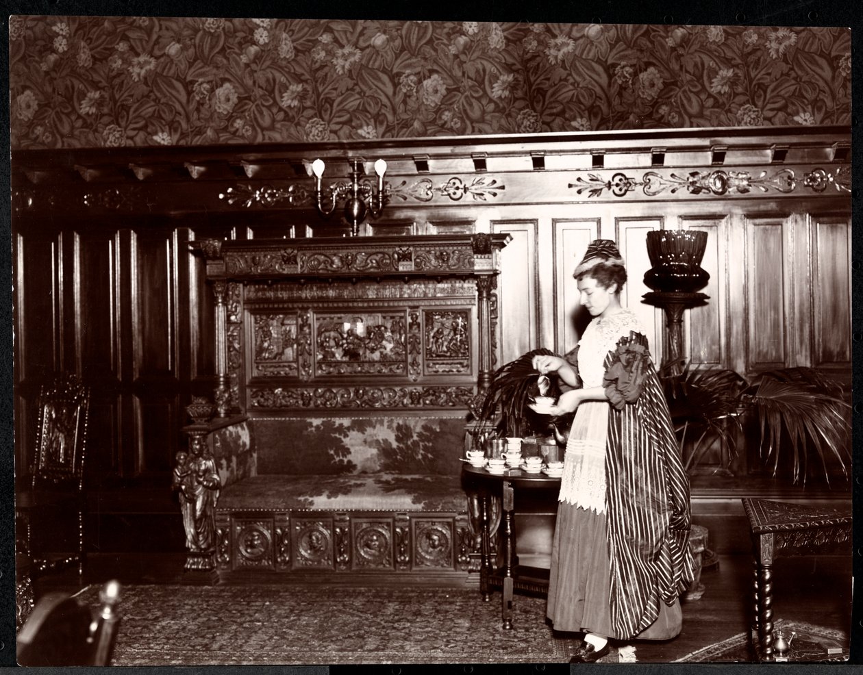 Vieras juomassa teetä Hotel Marie Antoinettessa, 1895 tai 1896 (hopeagelatiiniprintti) tekijältä Byron Company