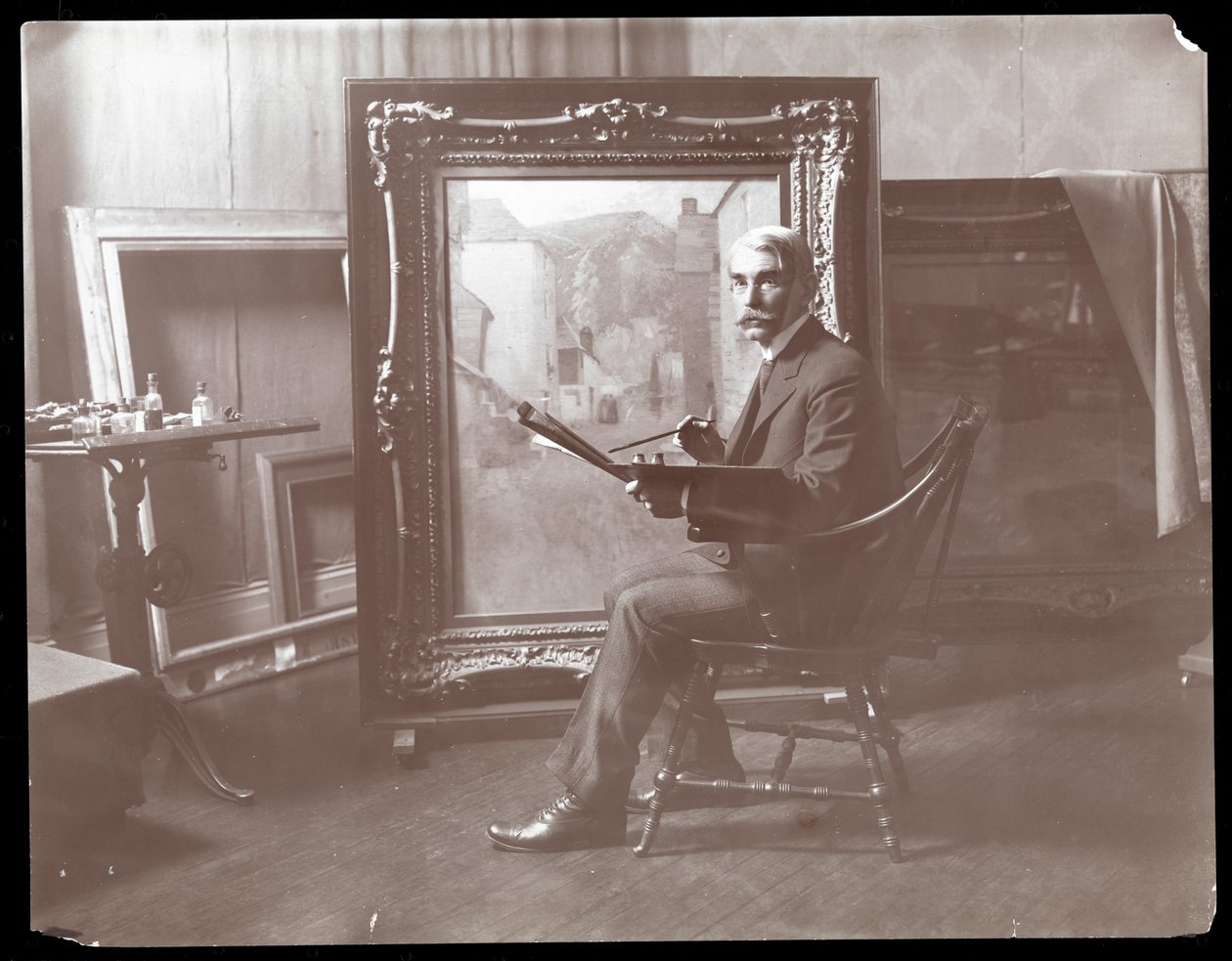 H.B. Snell studiossaan New Yorkissa, 1907 (hopeagelatiiniprintti) tekijältä Byron Company