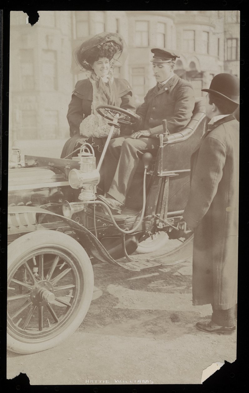 Hattie Williams istui kuljettajan kanssa yhdessä New Yorkin ensimmäisistä autoista, New York, 1890-1910 (hopeagelatiiniprintti) tekijältä Byron Company
