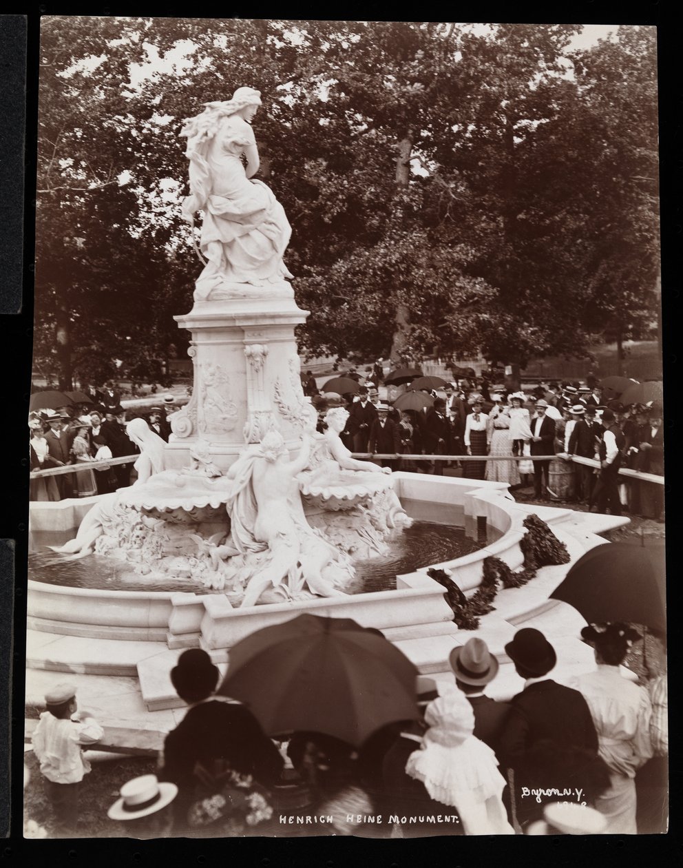 Heinrich Heinen muistomerkki (Lorelei Fountain) ja paljastuksessa läsnä oleva yleisö, Grand Concourse ja 164th Street, Bronx, New York, 1899 (hopeagelatiiniprintti) tekijältä Byron Company
