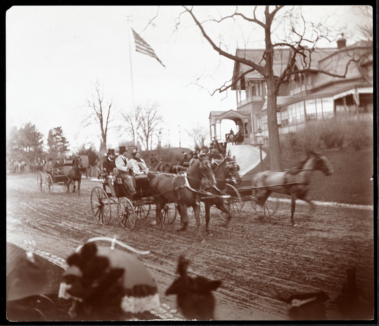 Hevoskärryt Riverside Drivella Claremont Innin edessä, New Yorkissa, n. 1895 (hopeagelatiiniprintti) tekijältä Byron Company