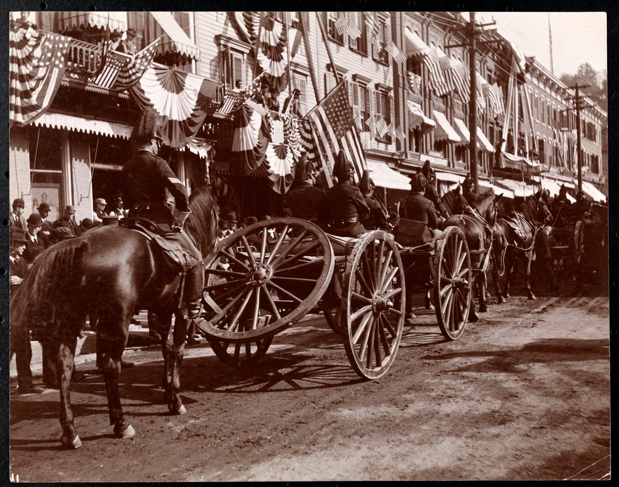 Hevosten vetämä tykistö paraatissa Dobbs Ferryllä, New Yorkissa, 1898 (hopeagelatiiniprintti) tekijältä Byron Company
