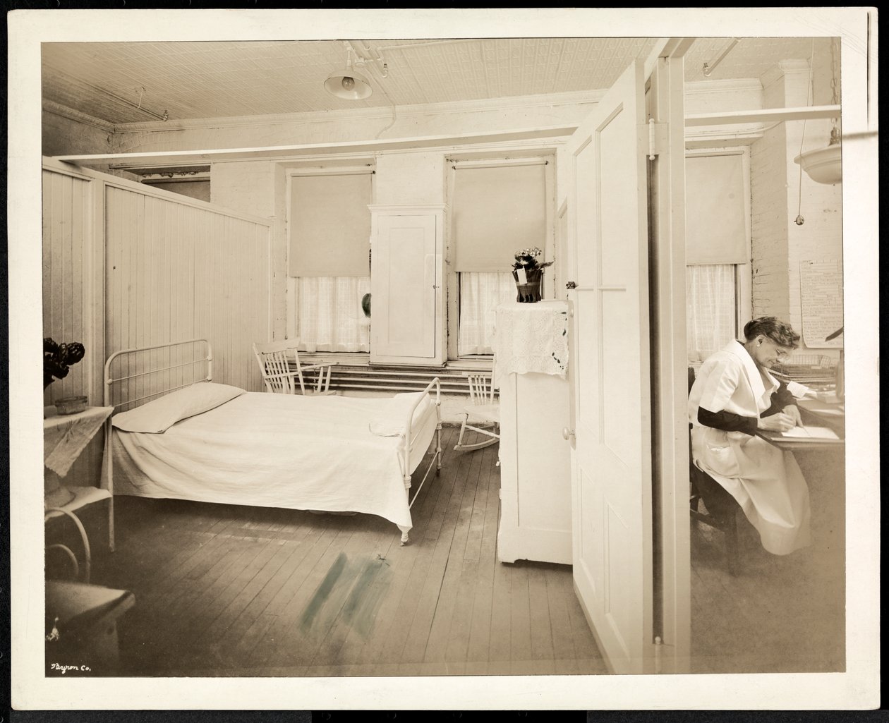 Sairaalahuone, 1928 (hopeagelatiiniprintti) tekijältä Byron Company