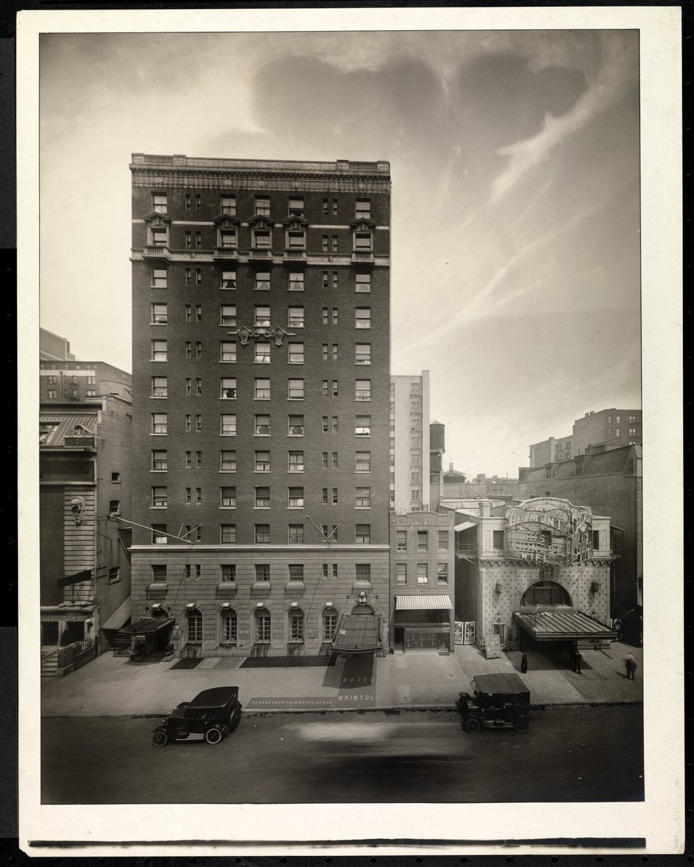 Hotel Bristol, 48th Street, New York, 1920 (hopeagelatiiniprintti) tekijältä Byron Company