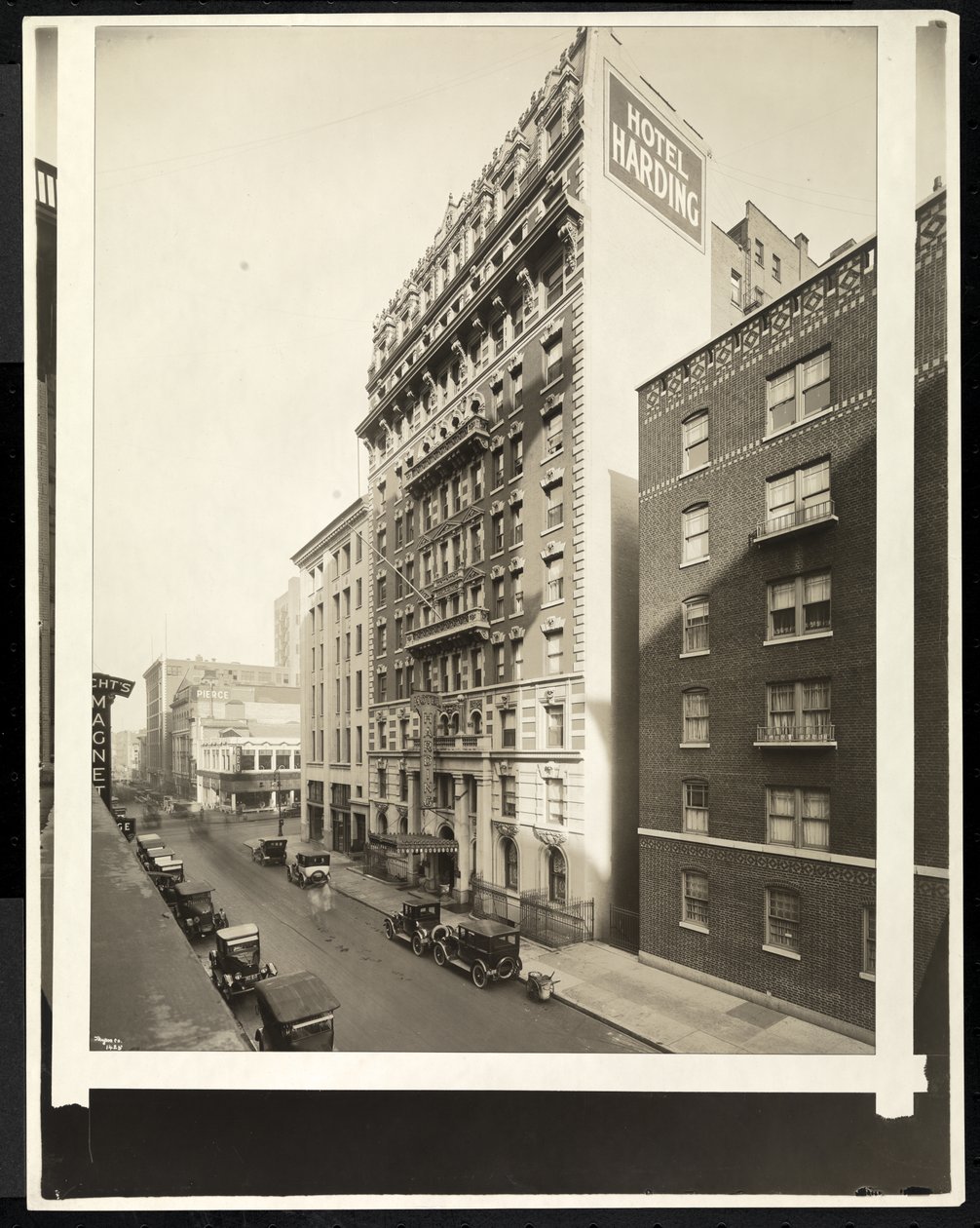 Hotel Harding osoitteessa 55th Street ja Broadway, New York, 1921 (hopeagelatiiniprintti) tekijältä Byron Company